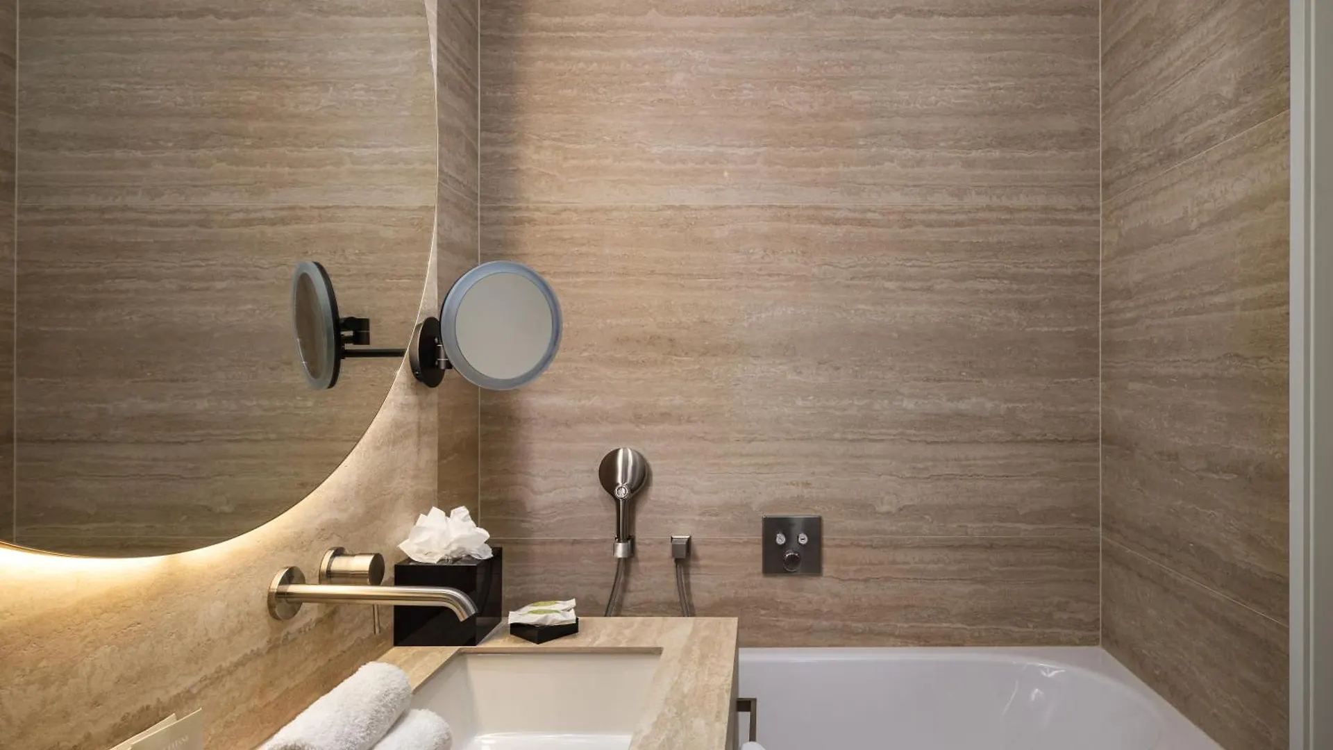 R16 Residences Прага 5*,