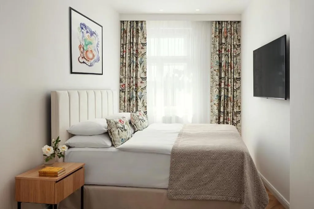 R16 Residences Прага 5*,
